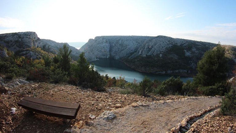 Poučno-pješačka staza Stinice – Roški slap – Oziđana pećina